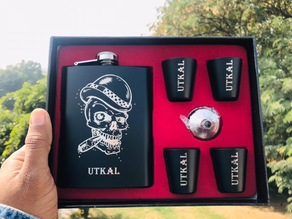 Skull - Black Hip Flask Set